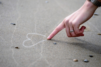 Картинка разное руки +ноги рука палец асфальт сердечко