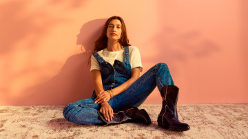 Картинка hailey+rhode+bieber+harpers+bazaar+2023 девушки hailey+baldwin+ hailey+bieber хейли роуд бибер модель сапоги болдуин джинса