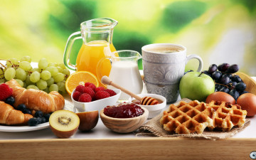 Картинка еда разное виноград малина яблоко киви яйца джем мед сок молоко кофе круассан