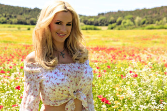 Картинка девушки jordan+carver блондинка крест топ поле цвета