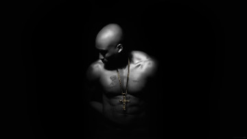 Картинка музыка 2pac фотошоп рэпер мужчины без рубашки татуировки бритая голова черные низкое освещение простой фон