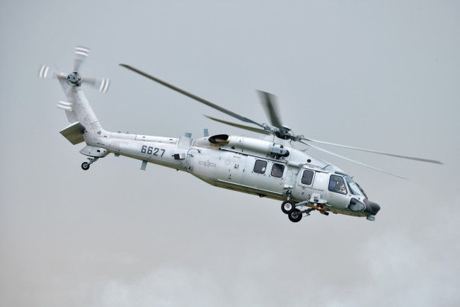 Обои картинки фото авиация, вертолёты, ввс, китая, z20, военная, машина, небо, военный, полет, вид, сбоку, китай