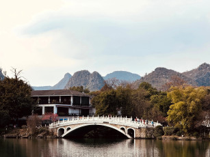 обоя города, - мосты, озеро, мост, деревья, осень, лес, горы, здание