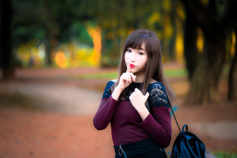 Картинка девушки -+азиатки шатенка свитер сумка парк осень