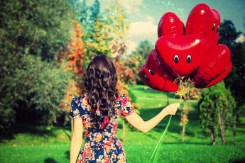 Картинка девушки -+брюнетки +шатенки шатенка платье шарики осень деревья лужайка