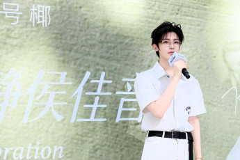 обоя мужчины, hou ming hao, актер, рубашка, брюки, ремень, микрофон