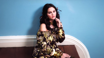 обоя девушки, selena gomez, брюнетка, платье, диван