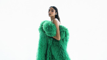 Картинка девушки shay+mitchell брюнетка одеяло