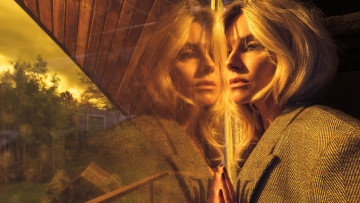 Картинка девушки sienna+miller блондинка лицо пиджак окно