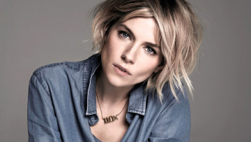 Картинка девушки sienna+miller блондинка лицо рубашка