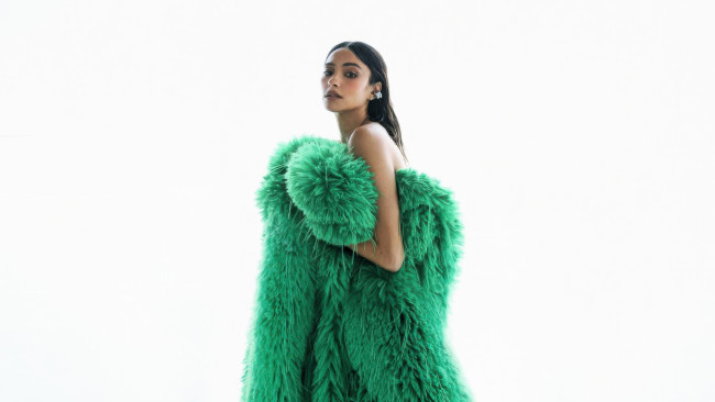 Обои картинки фото девушки, shay mitchell, брюнетка, одеяло