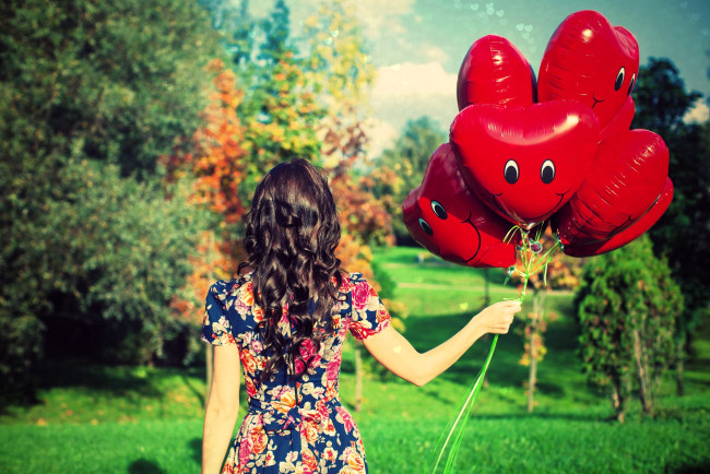 Обои картинки фото девушки, - брюнетки,  шатенки, шатенка, платье, шарики, осень, деревья, лужайка