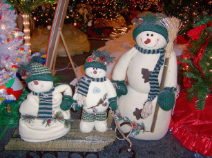 Картинка праздничные снеговики