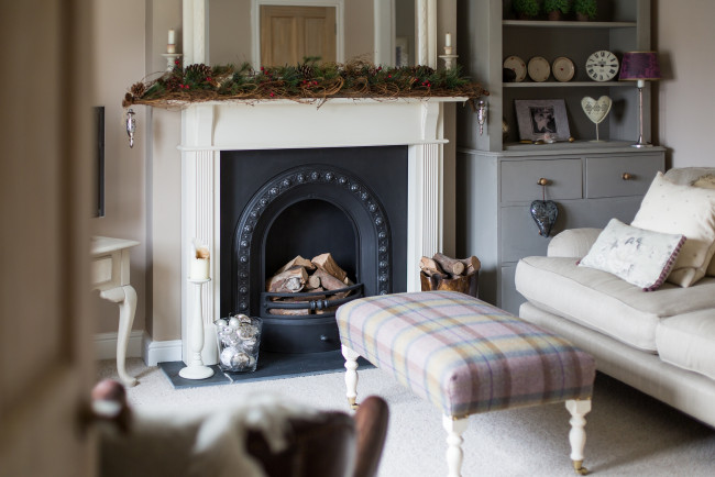 Обои картинки фото интерьер, камины, диван, огонь