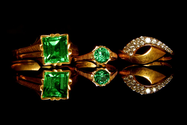 Обои картинки фото разное, украшения,  аксессуары,  веера, изумруды, кольца