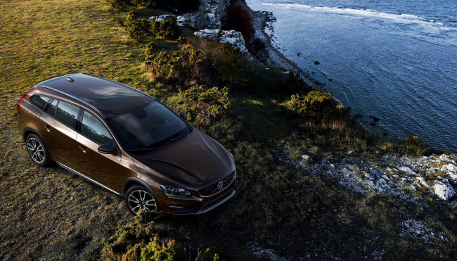 Обои картинки фото 2015 volvo v60 cross country, автомобили, volvo, побережье, металлик, коричневый