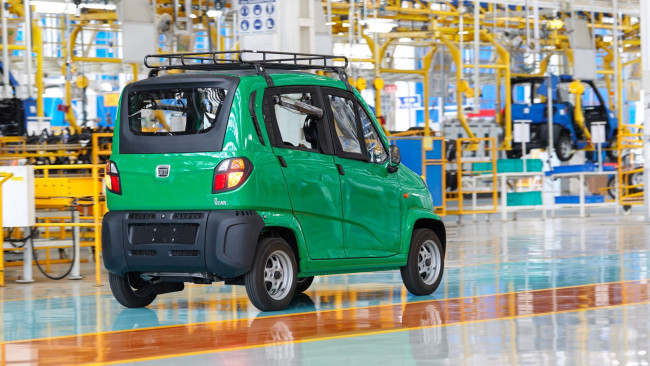 Обои картинки фото bajaj qute qcar re60 2017, автомобили, выставки и уличные фото, qute, bajaj, 2017, зелёный, qcar, re60