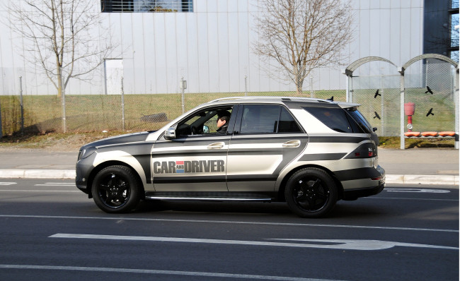 Обои картинки фото mercedes- benz ml nearly camo-free 2012, автомобили, выставки и уличные фото, 2012, camo-free, nearly, mercedes-, benz, ml