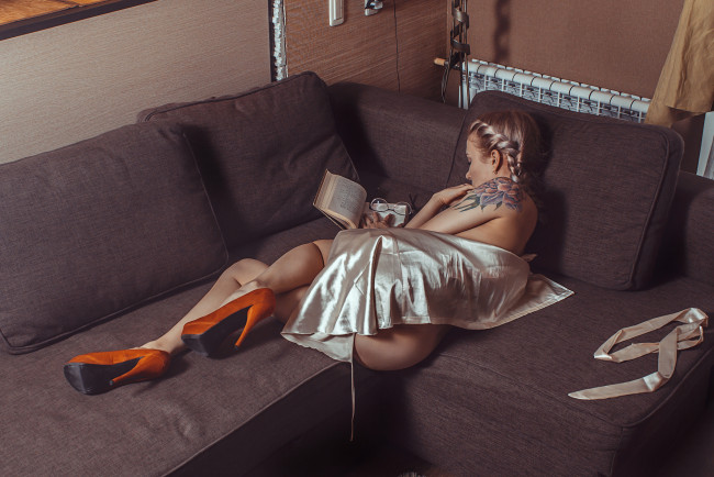 Обои картинки фото девушки, -unsort , блондинки,  светловолосые, тату, очки, книга, туфли