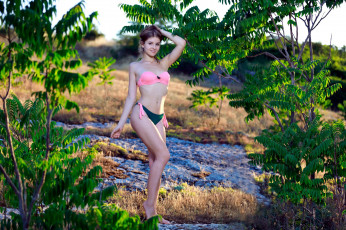 Картинка девушки carolina+kris бикини поза