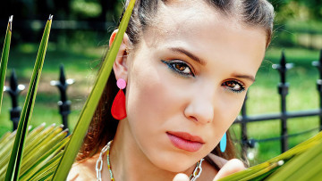 Картинка девушки millie+bobby+brown лицо шатенка серьги листья