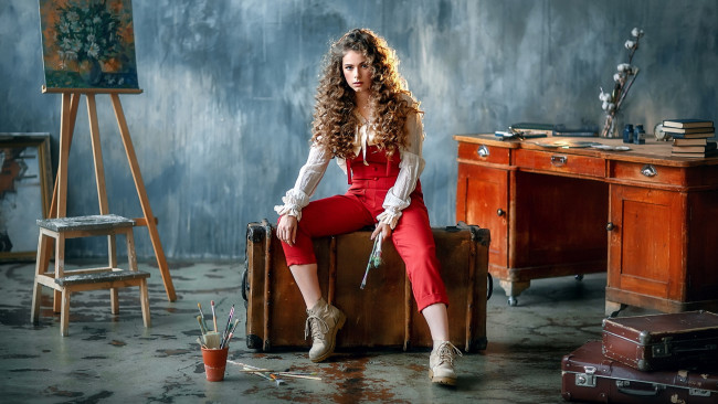 Обои картинки фото девушки, - рыжеволосые и разноцветные, мольберт, картина, кисти, чемоданы