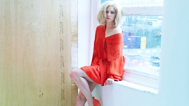 Обои картинки фото девушки, natalie dormer, блондинка, платье, окно