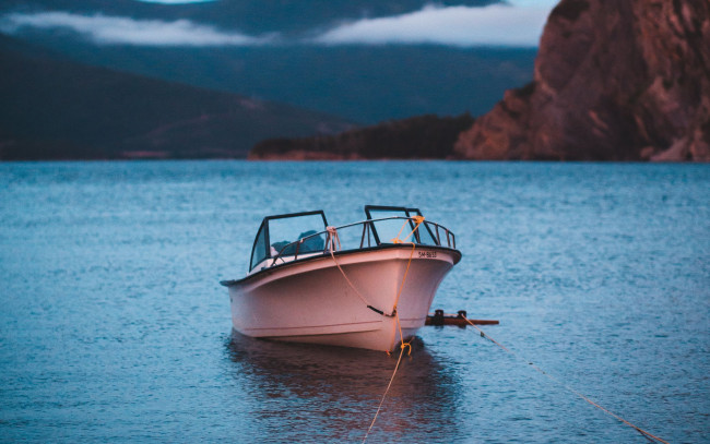 Обои картинки фото корабли, катера, горы, озеро, катер, вечер