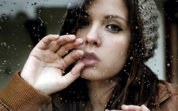 Картинка девушки -+лица +портреты брюнетка шапка куртка лицо стекло капли
