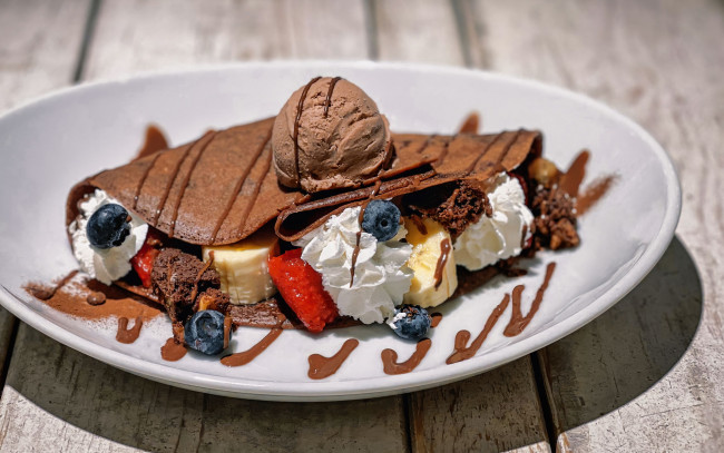 Обои картинки фото еда, блины,  оладьи, десерт, блин, мороженое, сливки, ягоды