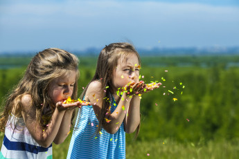 Картинка разное дети девочки лепестки