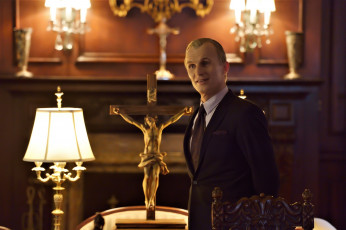 Картинка кино+фильмы the+strain мужчина распятие свет