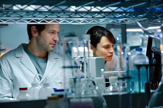 Обои картинки фото кино фильмы, the strain, ученые, лаборатория
