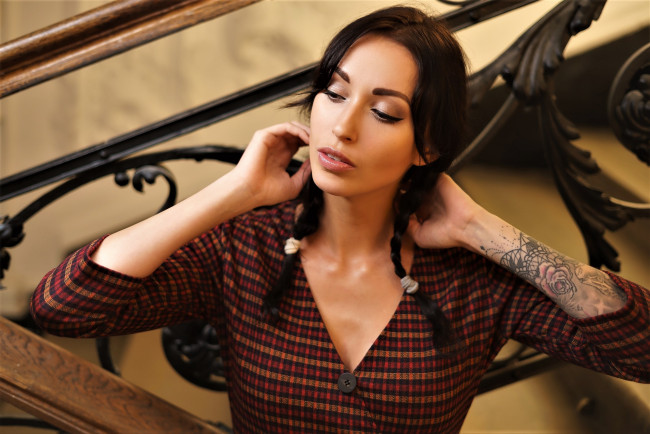 Обои картинки фото девушки, valery himera , lera himera, шатенка, косички, рубашка, тату