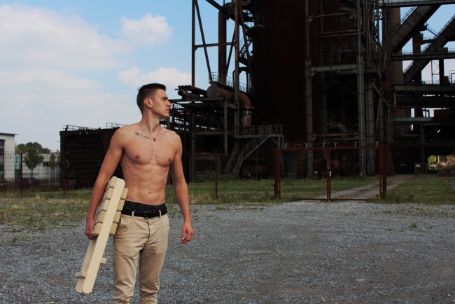 Обои картинки фото мужчины, -unsort, без, рубашки, рельефная, фигура, мышцы, татуировки, на, природе