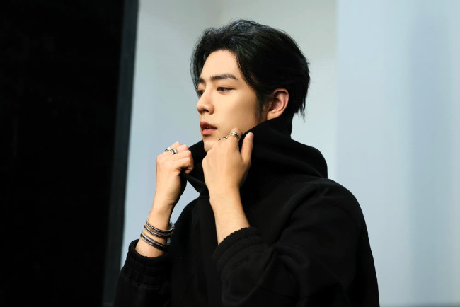 Обои картинки фото мужчины, xiao zhan, актер, кофта, браслеты