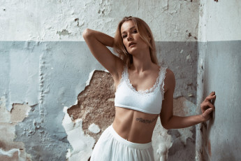 Картинка красивая+девушка девушки -+блондинки +светловолосые девушка женщина блондинка светловолосая сексуальная модель звезда позирует разная обувь верхняя стильная одежда нижнее эротическое бельё трусы лифчик колготки чулки аксессуары макияж и множество элементов на фотографии