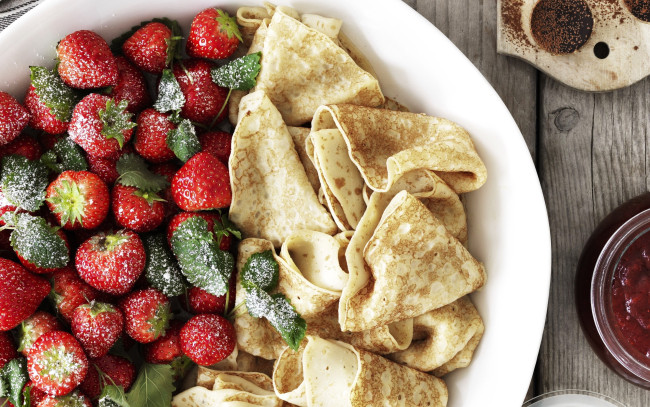 Обои картинки фото еда, блины,  оладьи, ягоды, клубника, сахарная, пудра