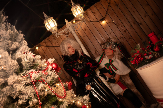 Обои картинки фото девушки, mari aisu, образы, костюмы, косплей, наряды, новый, год, ёлка, украшения, фонари