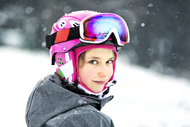 Обои картинки фото разное, дети, девочка, ребенок, шлем, очки, куртка, снег, зима