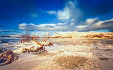 Картинка природа побережье облака кусты вода горы равнина