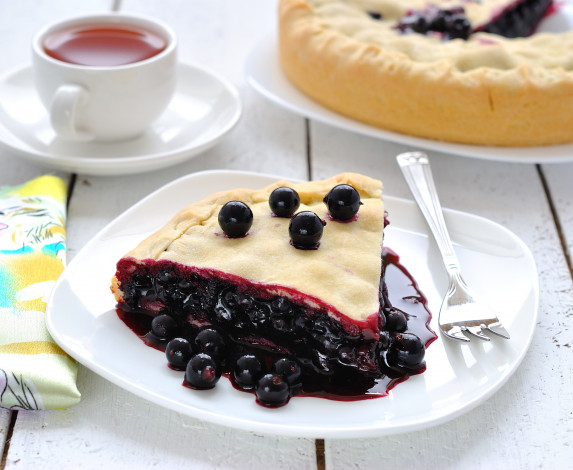 Обои картинки фото еда, пироги, пирог, чёрная, смородина, вилка, чай