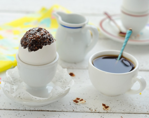 Обои картинки фото еда, кофе, кофейные, зёрна, шоколадный, бисквит, яйцо