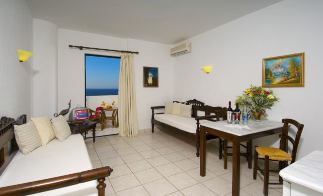 Обои картинки фото интерьер, гостиная, кровать, подушки, стол, вино