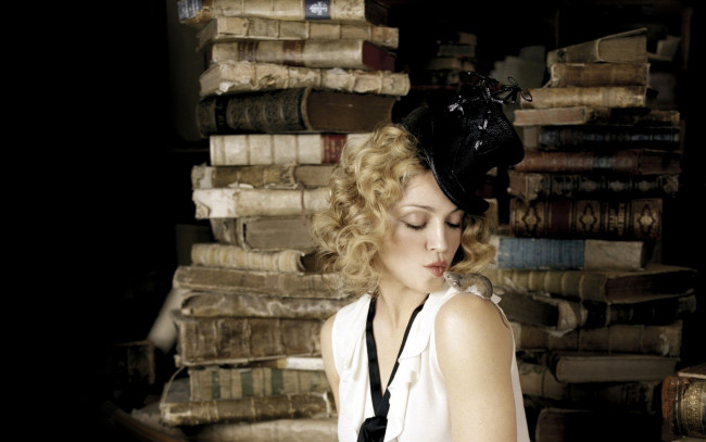 Обои картинки фото музыка, madonna, книги, шляпка, мышка