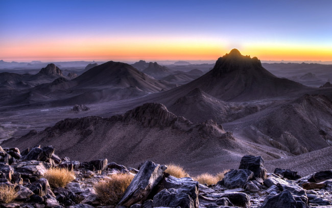 Обои картинки фото природа, горы, вершина, трава, заря, горизонт