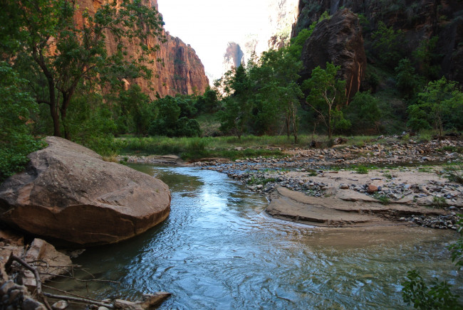 Обои картинки фото virgin, river, in, zion, national, park, природа, реки, озера, камнии, река, пляж, луг, горы