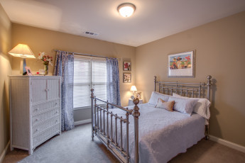 Картинка интерьер спальня кровать шкаф