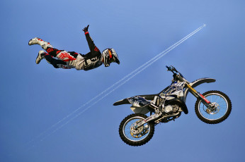 Картинка спорт мотоспорт байк след гонщик полт экипировка самолет шлем