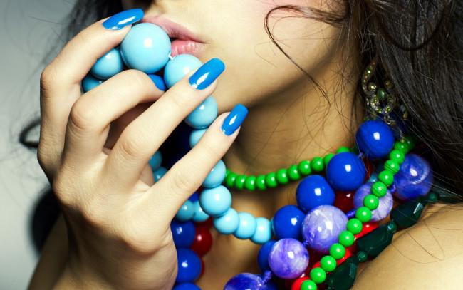 Обои картинки фото разное, руки, маникюр, бусы